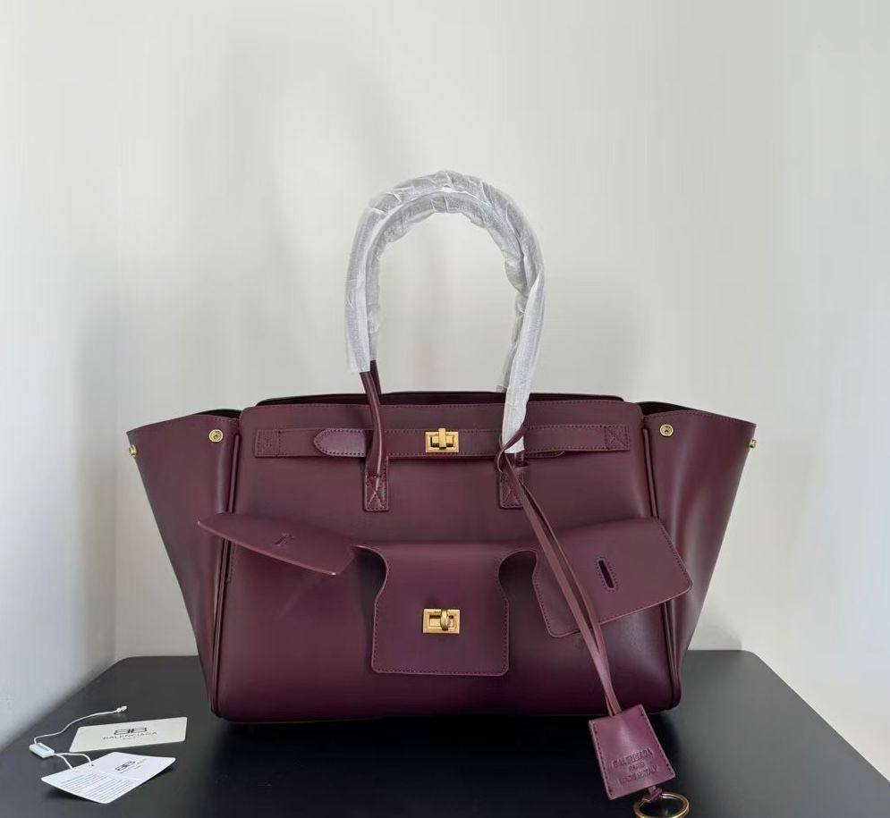 BALENCIAGA 
COPY ONE 
BIG SIZE 
250 dhs✅

Zain295
♥️♥️♥️