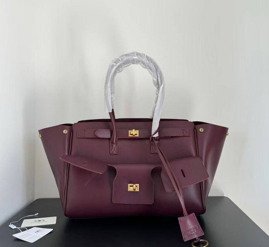 BALENCIAGA 
COPY ONE 
BIG SIZE 
250 dhs✅

Zain295
♥️♥️♥️