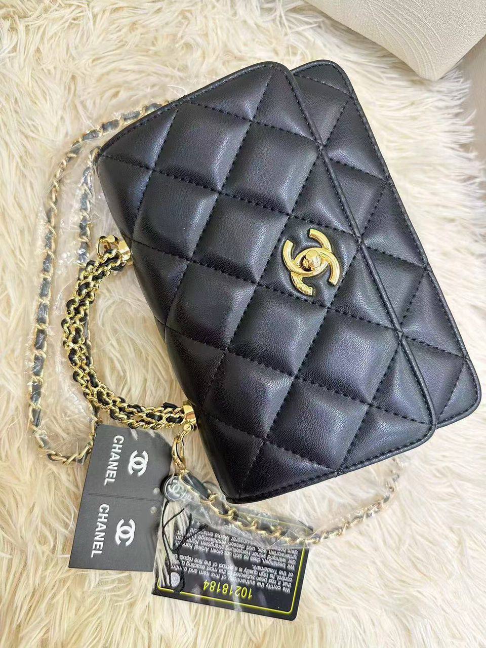 Chanel 
90 dhs✅
with box
size 20×5×14

Zain42
♥️♥️♥️