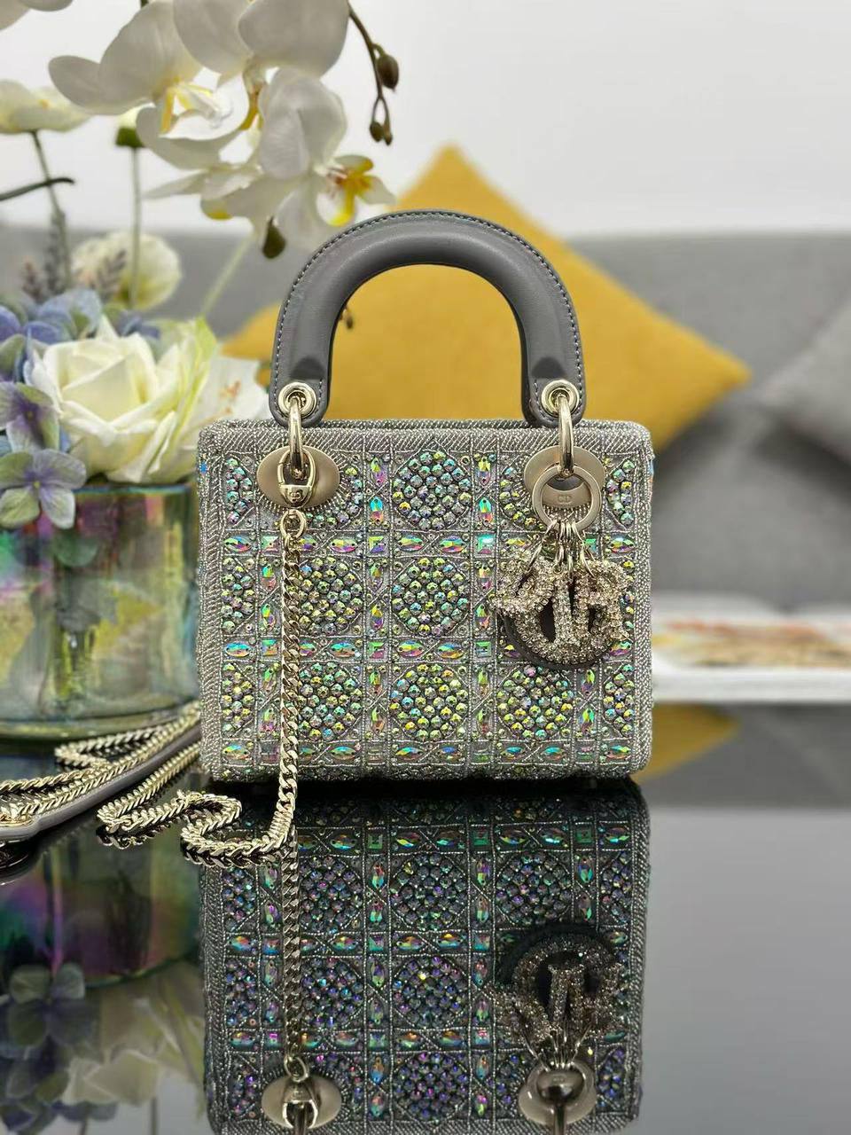 *Lady Dior Small Gray Metallic-Calfskin And Satin With Bead Embroidery✅*
*Size 17 cm*
For Price 👇 WTSP Text Zain 0568585901

Zain274
♥️♥️♥️