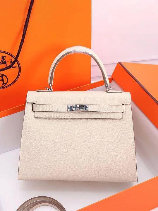 Hermes

115 dhs🌺

with box
🎁🎁🎁

size... 25* 20 cm 

Zain12
♥️♥️♥️