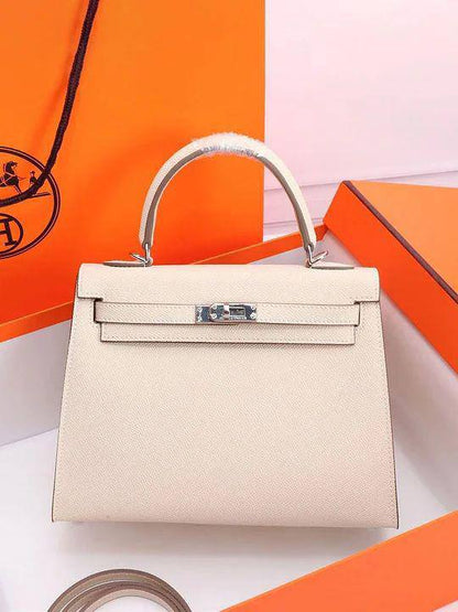 Hermes

115 dhs🌺

with box
🎁🎁🎁

size... 25* 20 cm 

Zain12
♥️♥️♥️