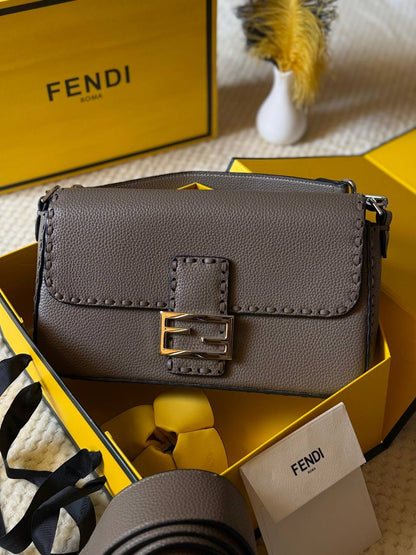 FENDI

25cm
330 dhs🪙🌨️

Top quality 
With box🎁

Zain167
♥️♥️♥️