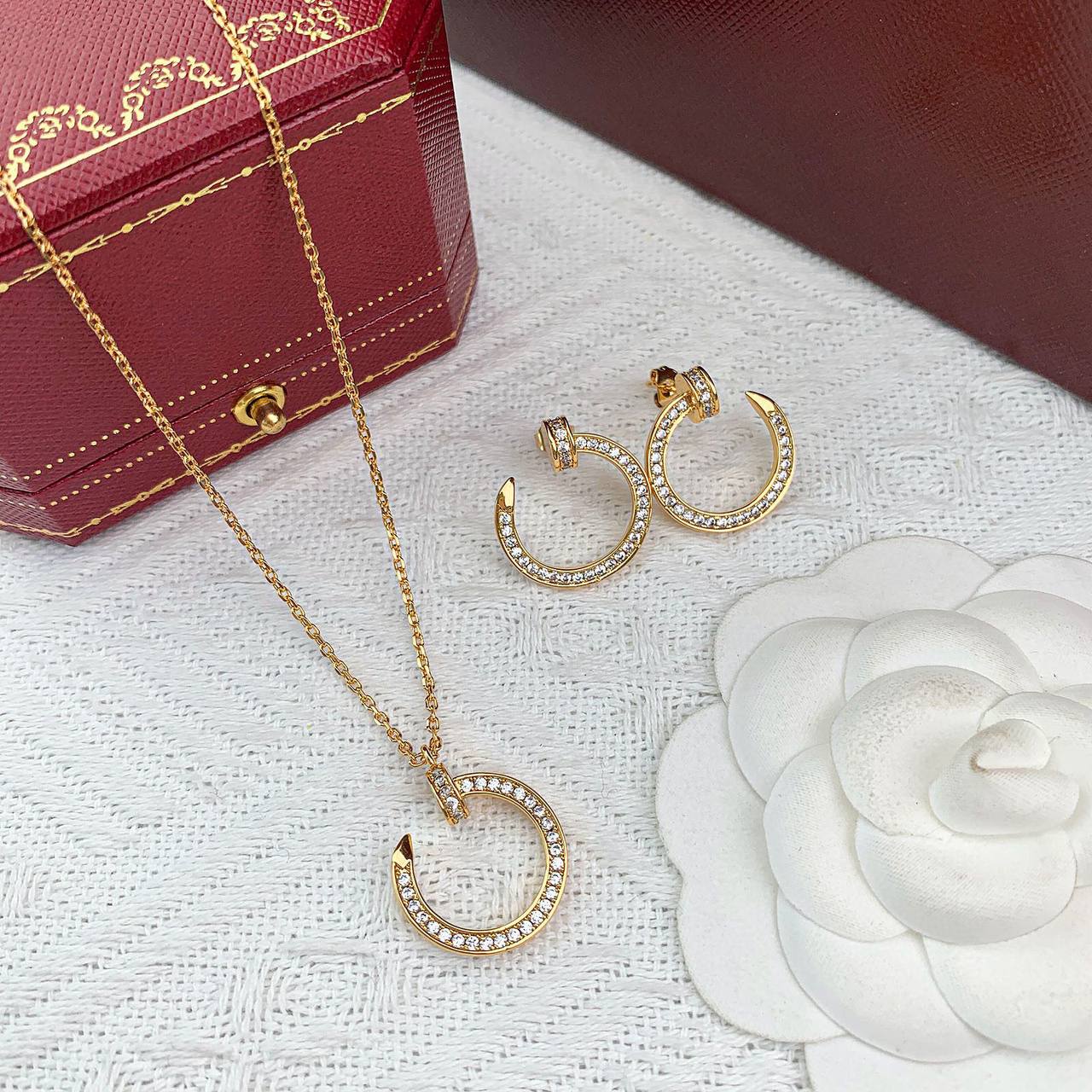 CARTIER SET

MASTER QUALITY

100 DHS 💫✨

WITH BOX AND PAPER BAG🛍️🎁

Zain89
♥️♥️♥️