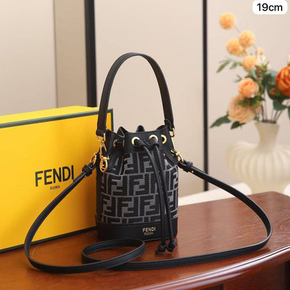 🌹 Fendi Mon Tresor
1⃣️ First quality +🎁
size : 19 * 14 * 10 cm
90 dhs🇦🇪🇦🇪
with box 🎁

Zain115
♥️♥️♥️