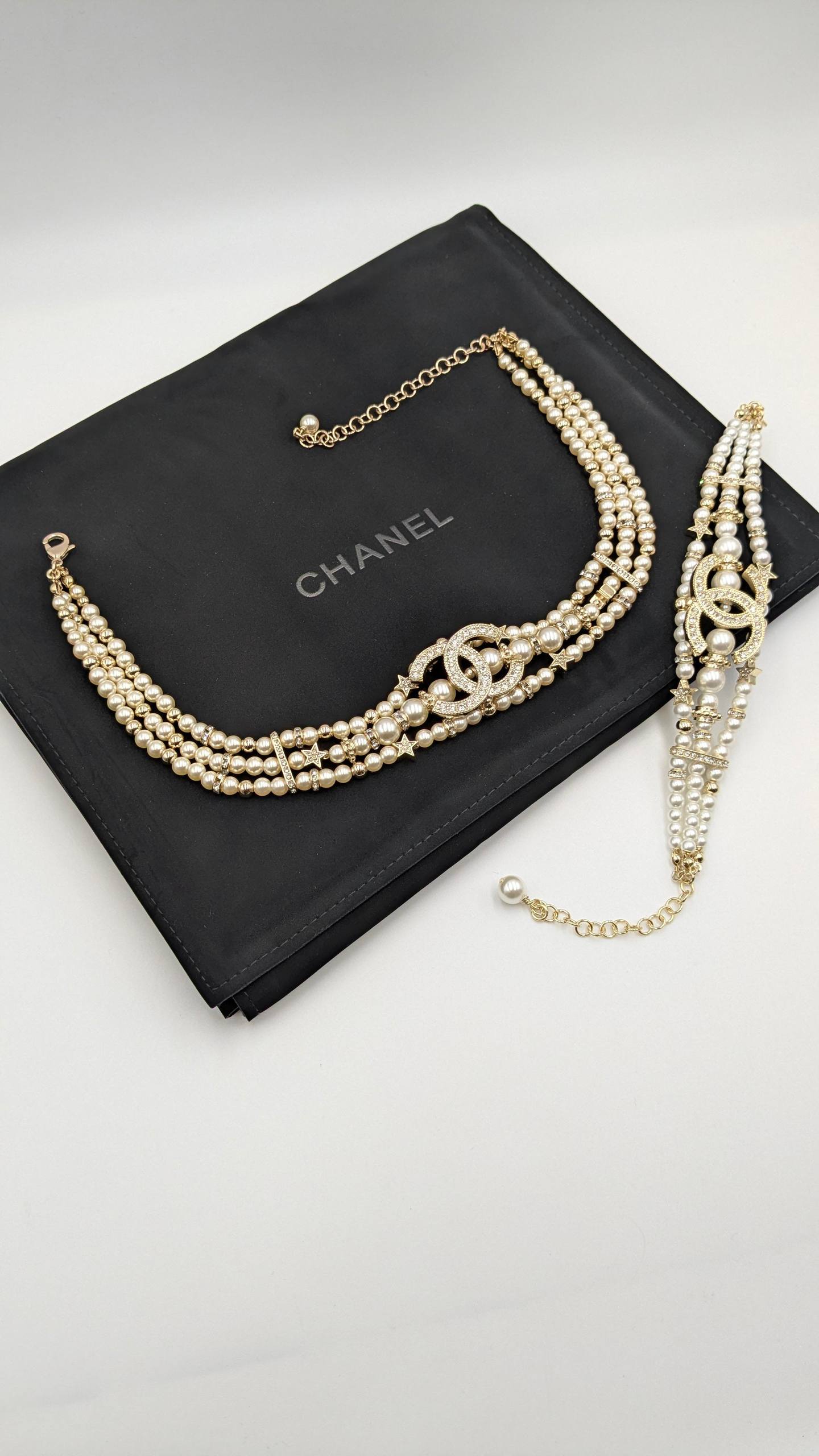 Chanel
*Master Quality* 
*Choker Necklace & Bracelet*
170 dhs🪙🌨️
with Normal Box 🎁 
240 dhs🪙🌨️
with Master Box 🎁

Zain210
♥️♥️♥️