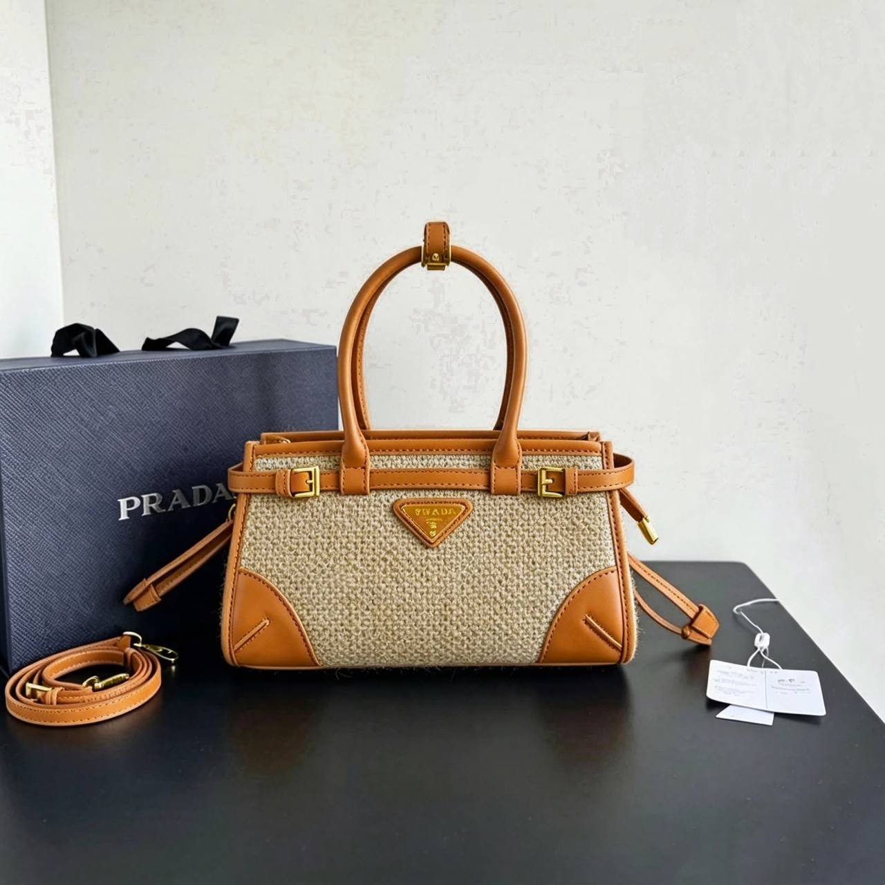 PRADA COPY ONE NEW CAME  SMALL SIZE WITH BOX 
210 dhs🇦🇪🇦🇪

Zain295
♥️♥️♥️