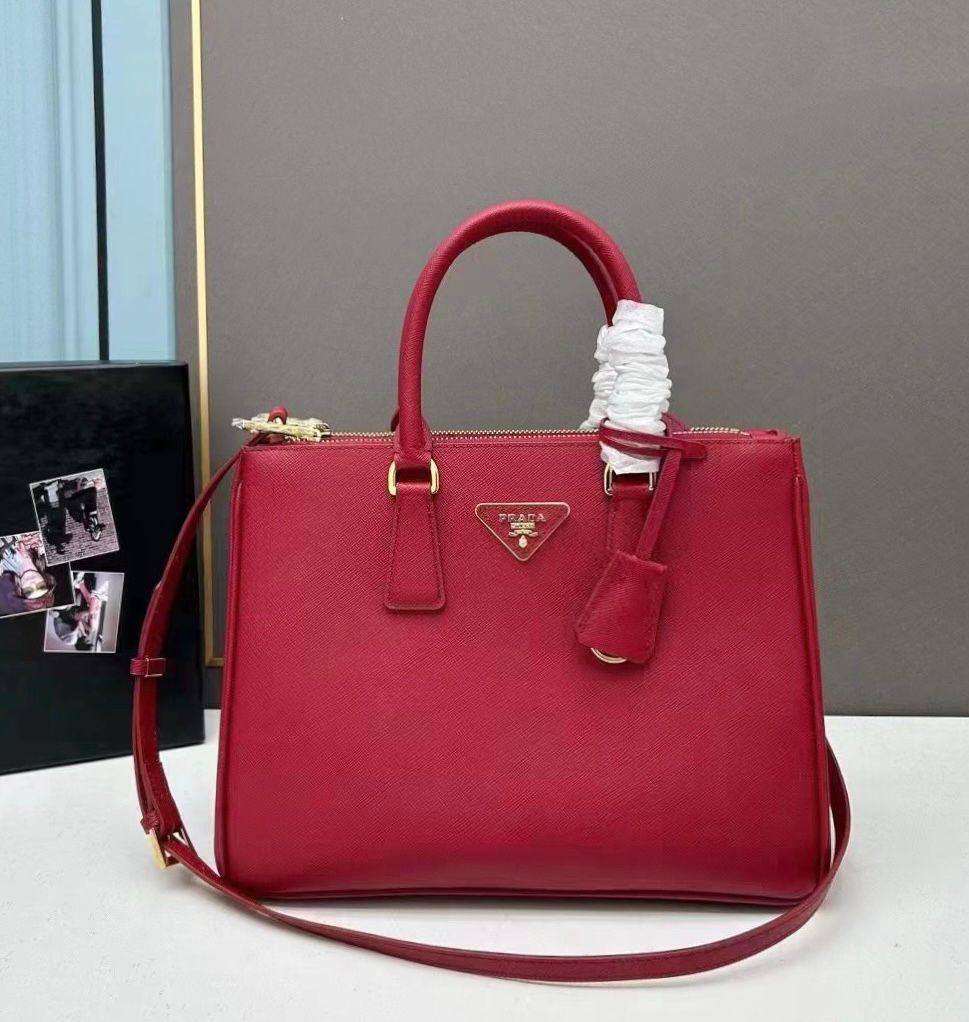 PRADA 

NEW CAME 

GOOD QUALITY 

90 dhs🇦🇪🇦🇪

SIZE: 32cm

Zain295
♥️♥️♥️