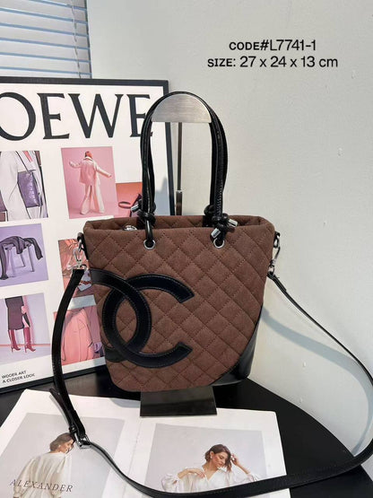 CHANEL ᴄᴀᴍʙᴏɴ
ᴘᴇᴛɪᴛᴇ sʜᴏᴘᴘɪɴɢ ʙᴀɢ
sᴜᴀᴅᴇ ᴍᴀᴛᴇʀɪᴀʟ
sɪʟᴠᴇʀ ʜᴀʀᴅᴡᴀʀᴇ
ᴡɪᴛʜ ʟᴏɴɢ ʙᴇʟᴛ sᴛʀᴀᴘ
sɪᴢᴇ: 27 cm

75 dhs🪙🌨️

Zain31
♥️♥️♥️
