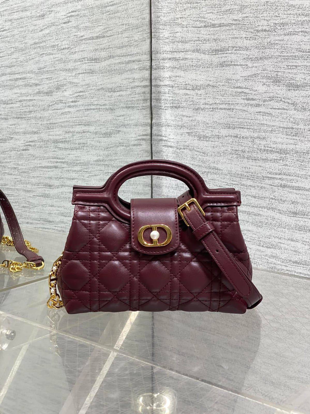 Dior Jolie Top Handle Mini Bag✅*
*Size 18 cm*
*Super Master*
For Price 👇 WTSP Text Zain 0568585901

Zain274
♥️♥️♥️