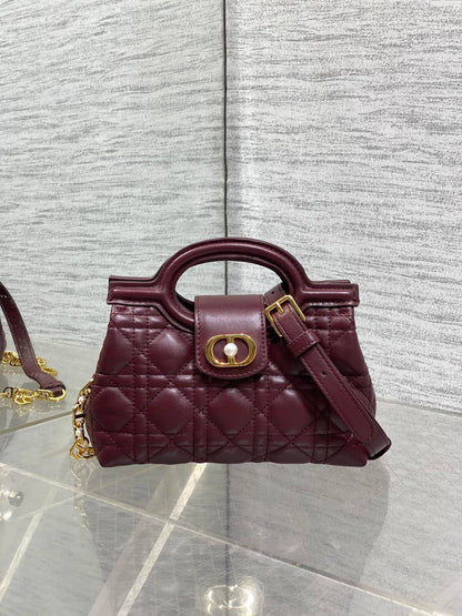 Dior Jolie Top Handle Mini Bag✅*
*Size 18 cm*
*Super Master*
For Price 👇 WTSP Text Zain 0568585901

Zain274
♥️♥️♥️