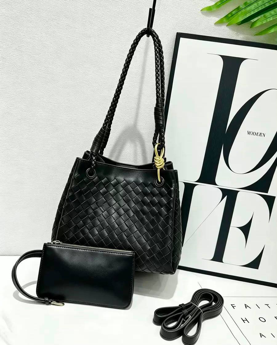 BOTTEGA NEW CAME HIGH QUALITY WITH BOX 
150 dhs✅

Zain295
♥️♥️♥️