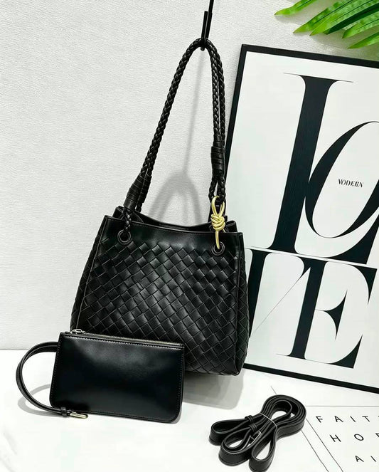 BOTTEGA NEW CAME HIGH QUALITY WITH BOX 
150 dhs✅

Zain295
♥️♥️♥️