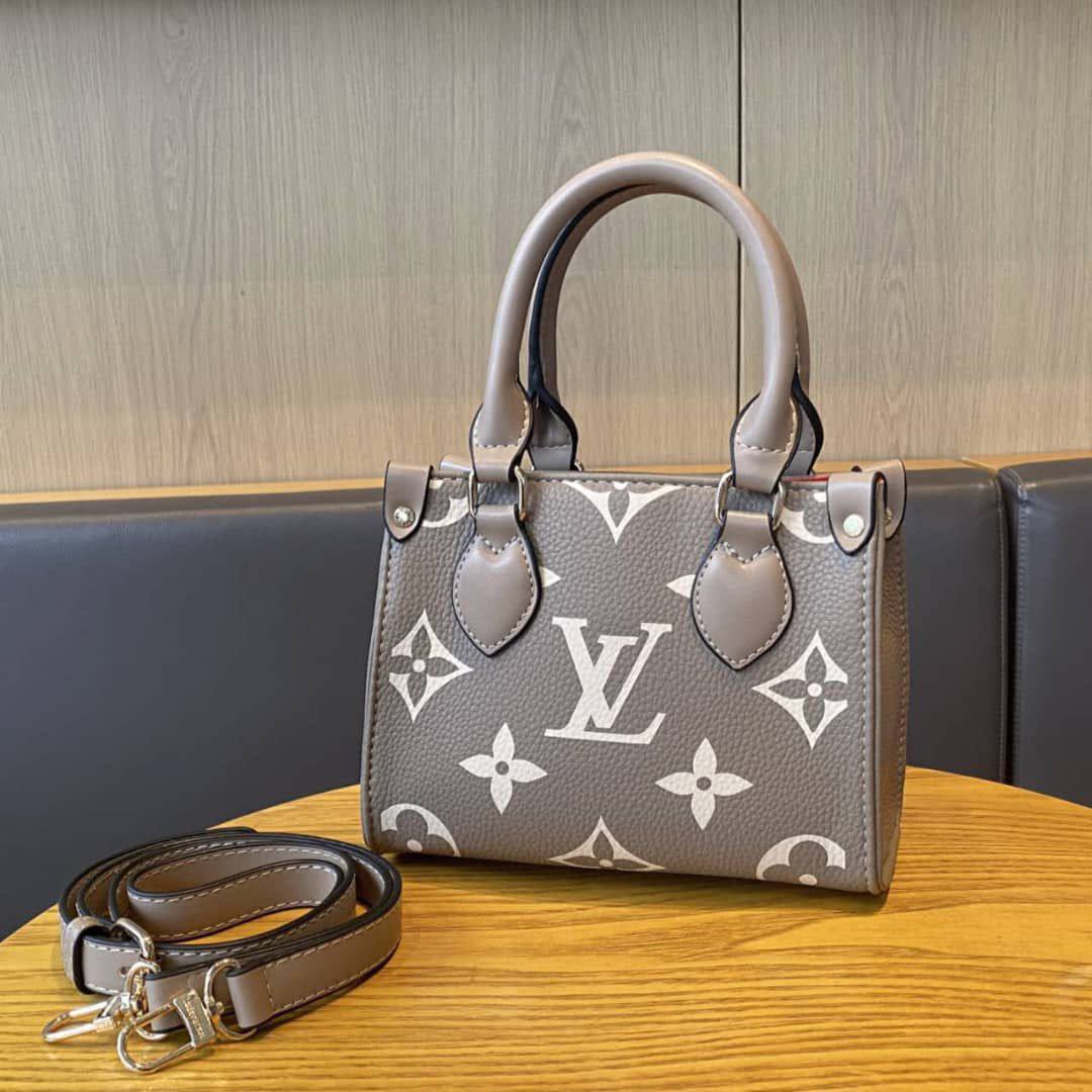 LV

Best quality 

with box
105 dhs🇦🇪🇦🇪

size 18CM

Zain290
♥️♥️♥️
