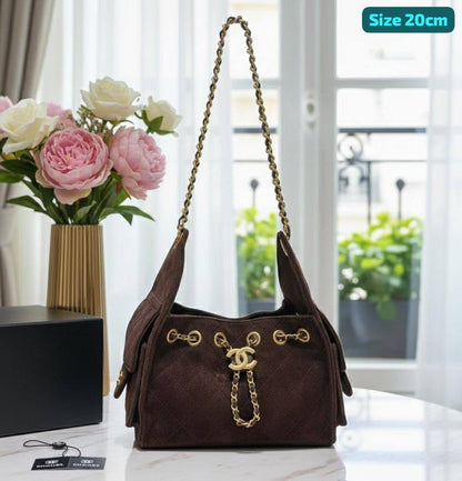 Chanel
Best quality

With box’s
🎁🎁🎁

105 dhs🗽
size 22cm

Zain158