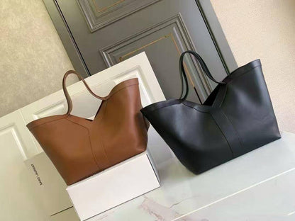 💞 YSL Tote 2 in 1
1⃣️ First quality
Size: 47 * 18 * 30 cm
110 dhs❣️

Zain115
♥️♥️♥️
