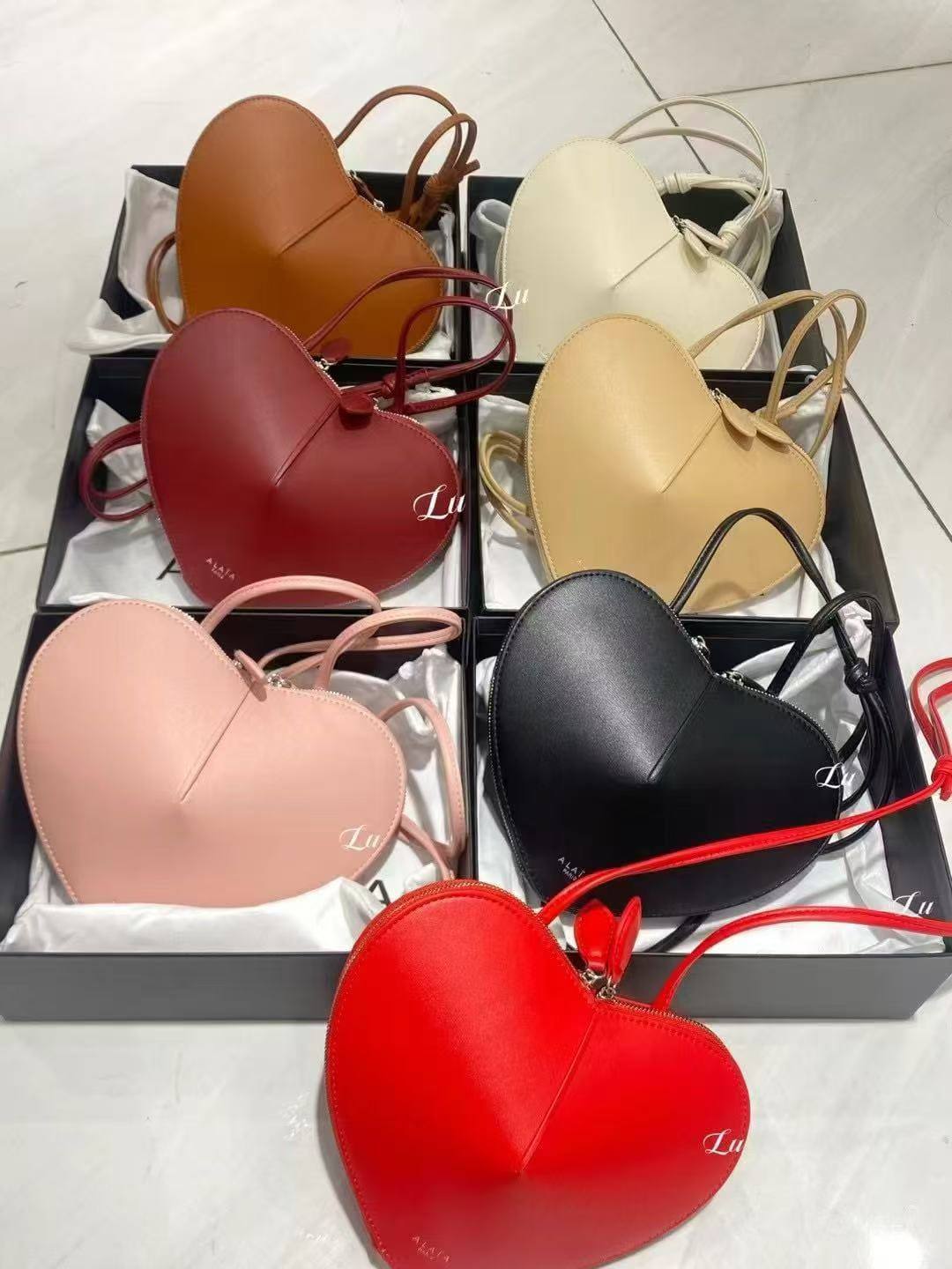 Alaia bag 

110 dhs🇦🇪🇦🇪

With box

Zain299
♥️♥️♥️