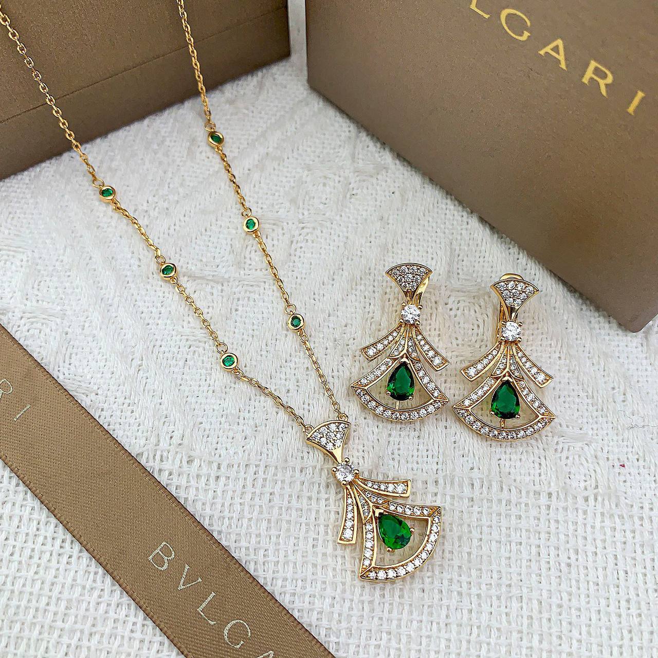 BVLGARI SET 
MASTER NECKLACE EARRINGS
160 DHS💛
WITH BOX AND PAPER BAG

Zain89
♥️♥️♥️