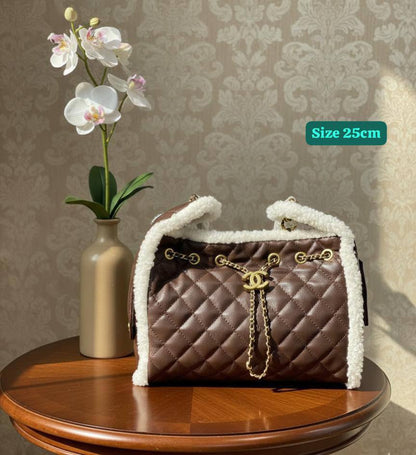 Chanel
Best quality 
120 dhs🪙
size 25cm

Zain158
♥️♥️♥️