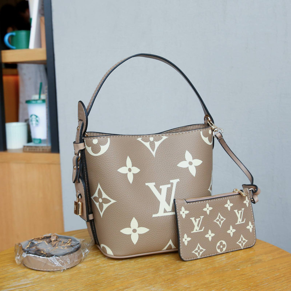 LV

Best quality 
with box
105 dhs🇦🇪🇦🇪

size 18CM

Zain290
♥️♥️♥️