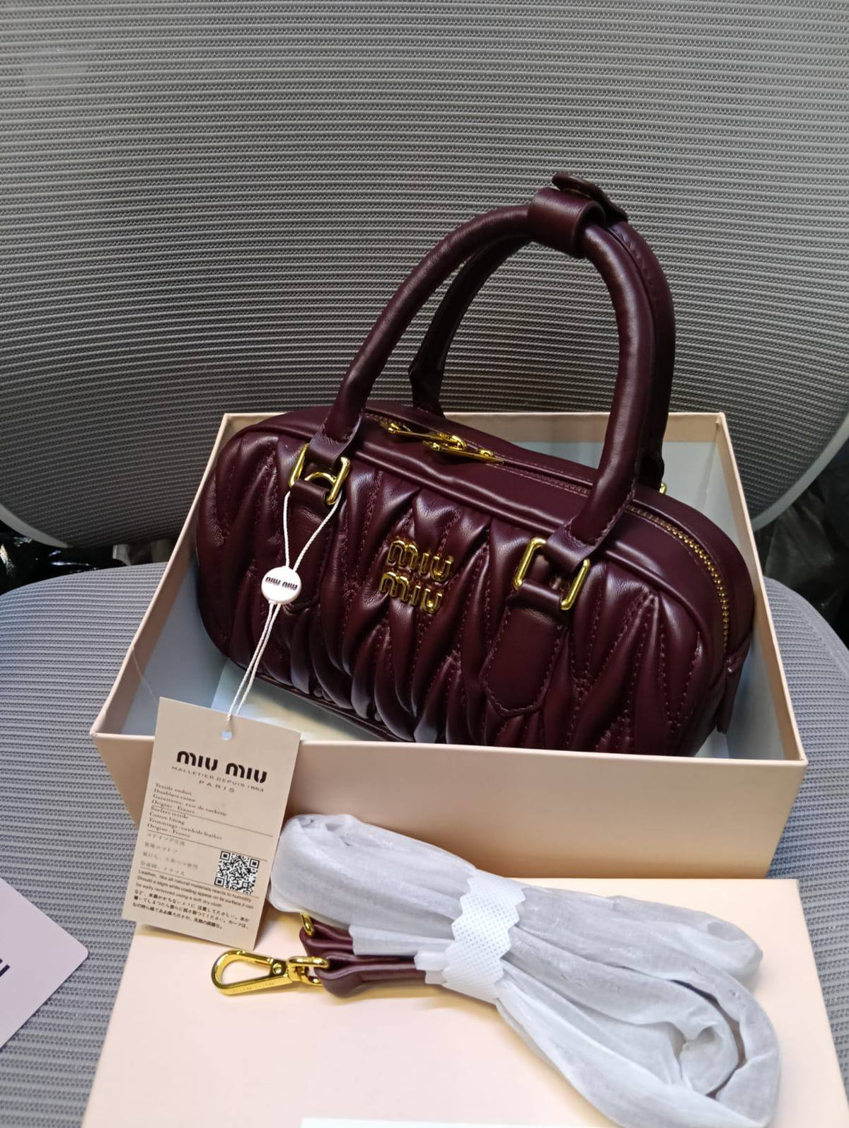 MIU MIU
100 dhs🇦🇪🇦🇪

with box

Zain26
♥️♥️♥️