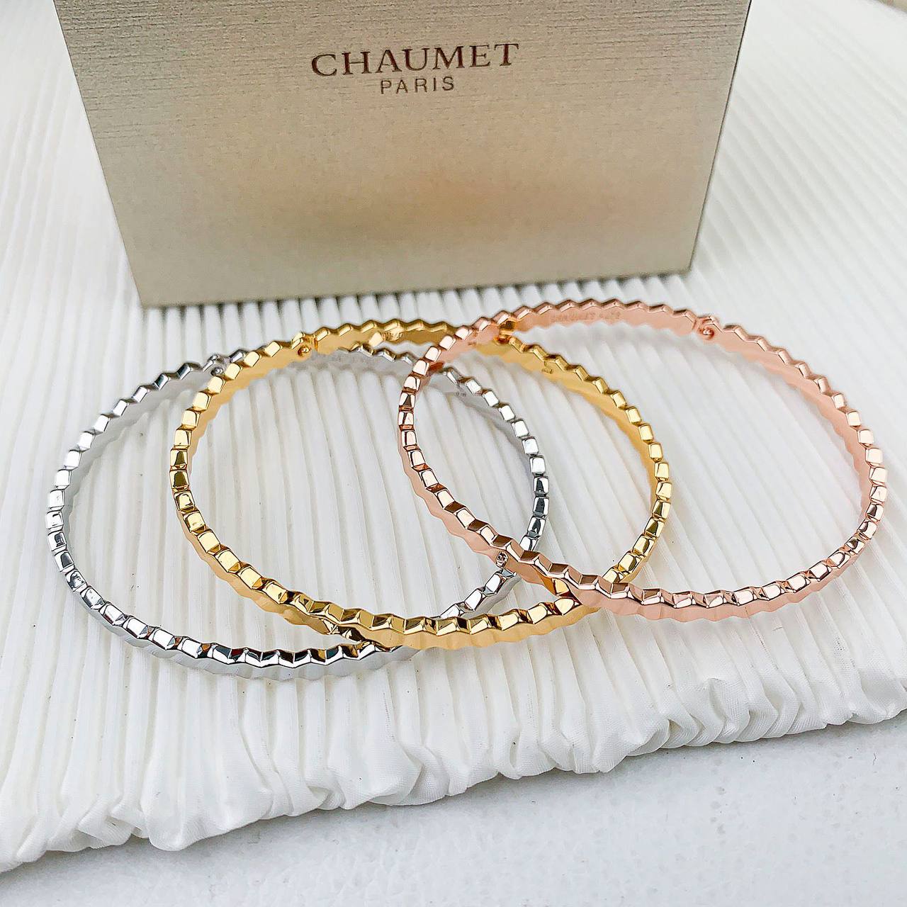CHAUMET 🦋*
Bangle 💥
Master quality 💯
With black boxes 📦 
45 dhs✅

With master box 🗃️ 
115 dhs✅

Zain216
♥️♥️♥️