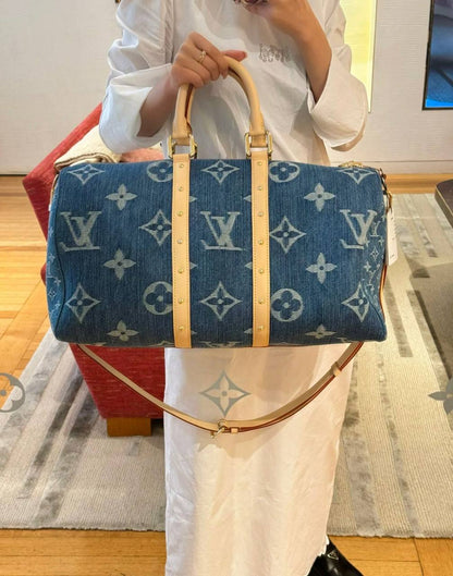 LV
 TRAVELLING BAG 
COPY ONE 
190 dhs✅
with leather, very nice quantity) 

Zain39
♥️♥️♥️