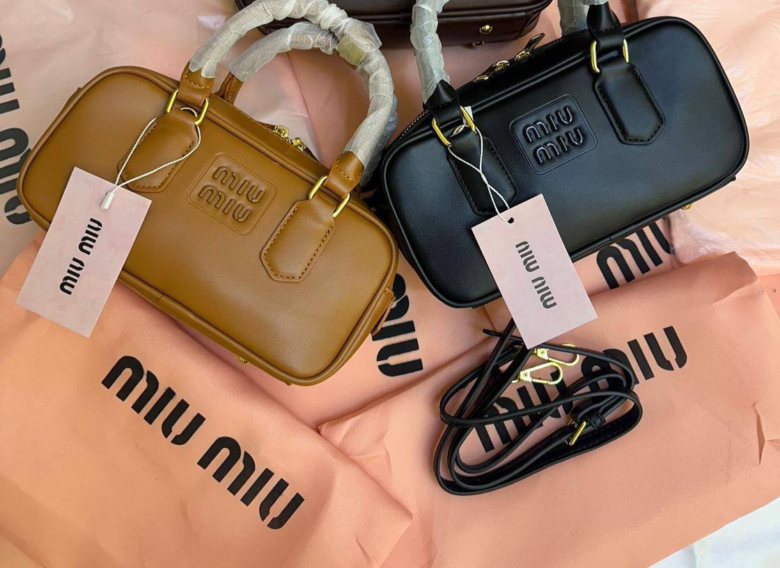 🌷 Miumiu
1⃣️ First quality +🎁
Size : 23 * 8 * 11 cm
85 dhs✅
with box🎁

Zain115
♥️♥️♥️