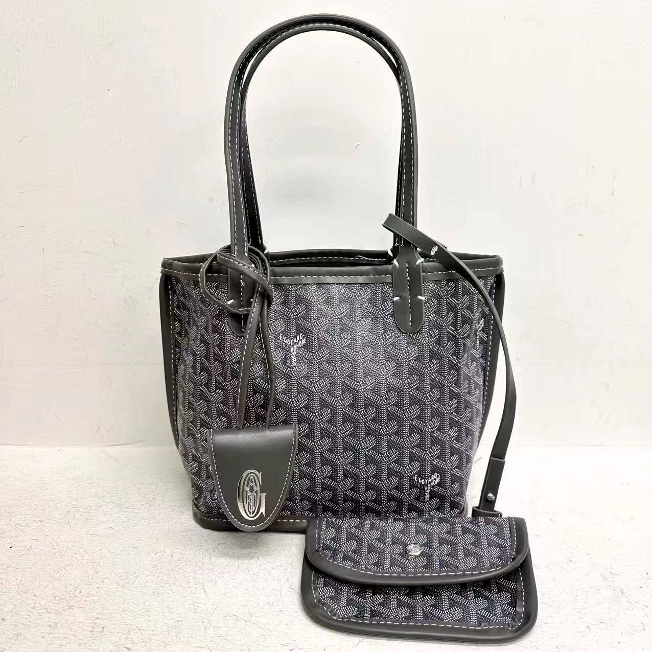 Goyard 
65 dhs✅

Zain232
♥️♥️♥️