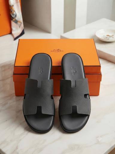 NEW CAME 
HERMES SLIPPER
GOOD QUALITY
100 dhs✅
40 TO 45

Zain40
♥️♥️♥️