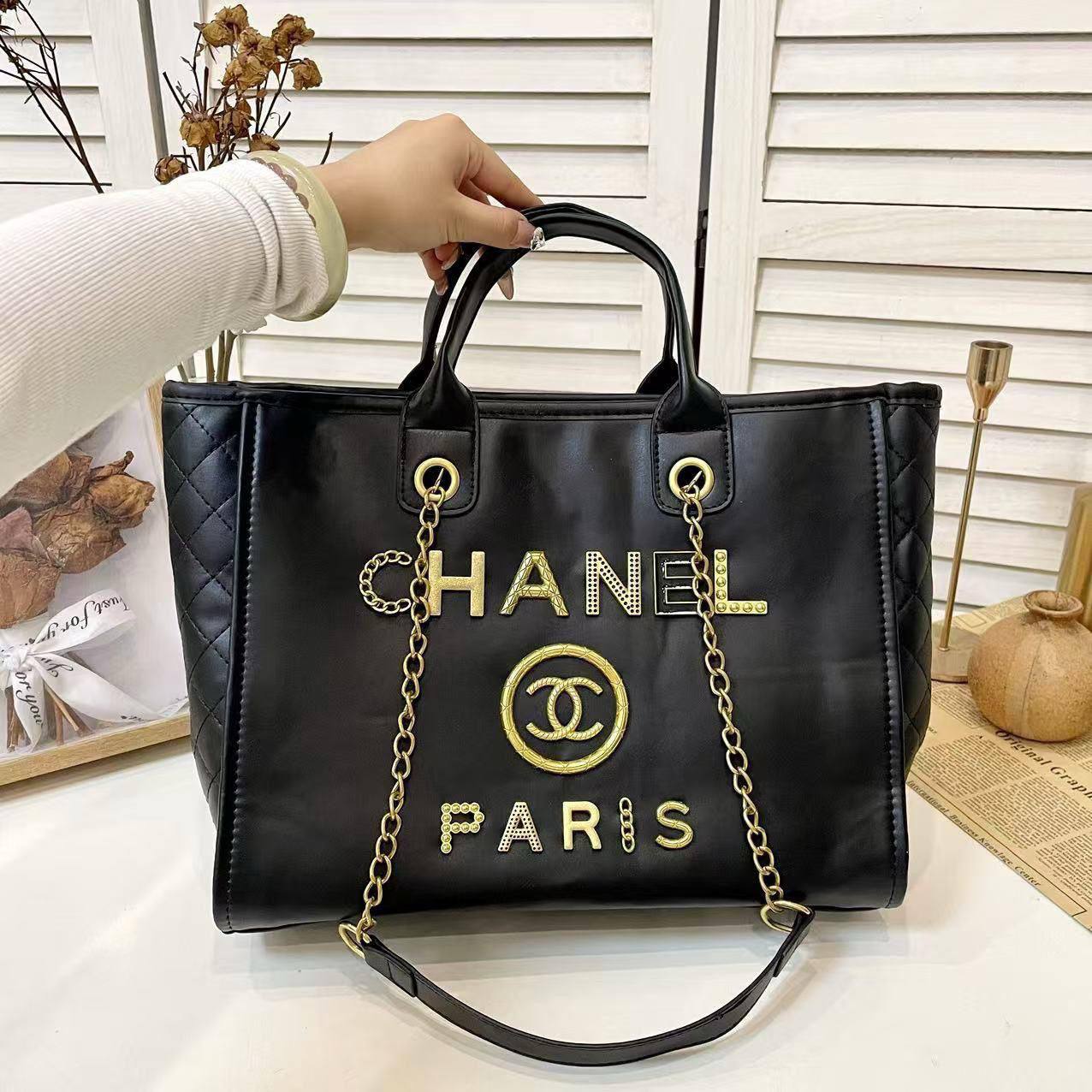 Chanel
33*27*13 cm
80 dhs🪙🌨️

Zain17
♥️♥️♥️