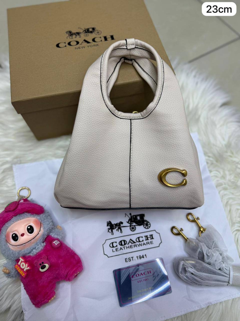 Coach Lana

1⃣️ First quality +🎁

Size: 26 ~ 23 *16 cm

85 dhs🇦🇪🇦🇪

 with box🎁

Zain115
♥️♥️♥️
