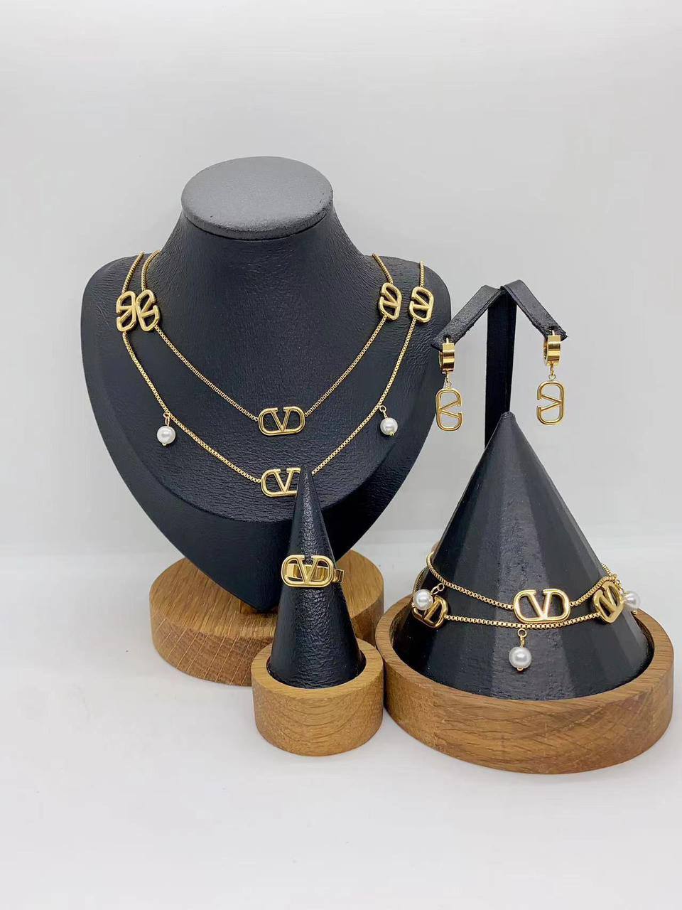 Stainless steel SET 💯*
Necklace ❤️‍🩹
Earring 🍁
Breslat ❣️
Ring 💍 free size
With normal boxes 📦 
And paper bag 🛍️
45 dhs🪙🌺

Zain216
