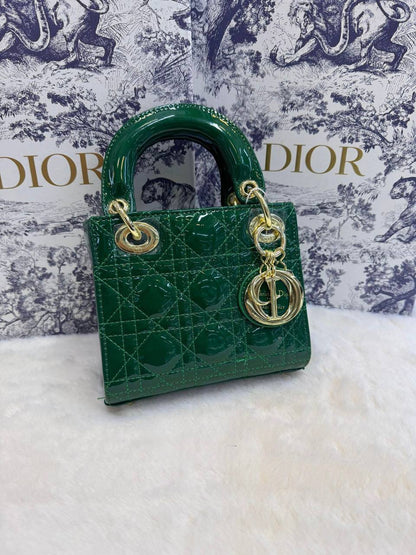 Dior
 (𝐥𝐚𝐝𝐲)
𝐰𝐢𝐭𝐡 𝐛𝐨𝐱 
🎁🎁🎁

𝐥𝐞𝐚𝐭𝐡𝐞𝐫 𝐦𝐚𝐭𝐭𝐞
𝐬𝐢𝐳𝐞:17𝐜𝐦
100 dhs🪙🖤

Zain56
♥️♥️♥️