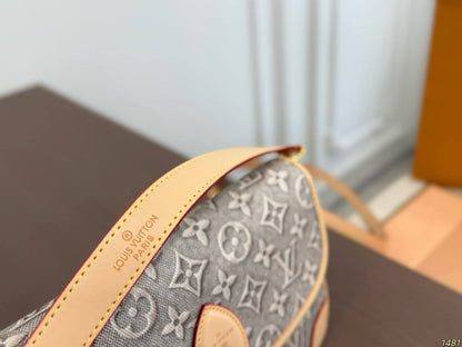 LOUIS VUITTON 

NEW DESIGN 

MASTER QUALITY 

WITH BOX 
255 dhs🇦🇪🇦🇪


SIZE: 25cm
🅱️🅰️0️⃣0️⃣9️⃣

Zain39
♥️♥️♥️
