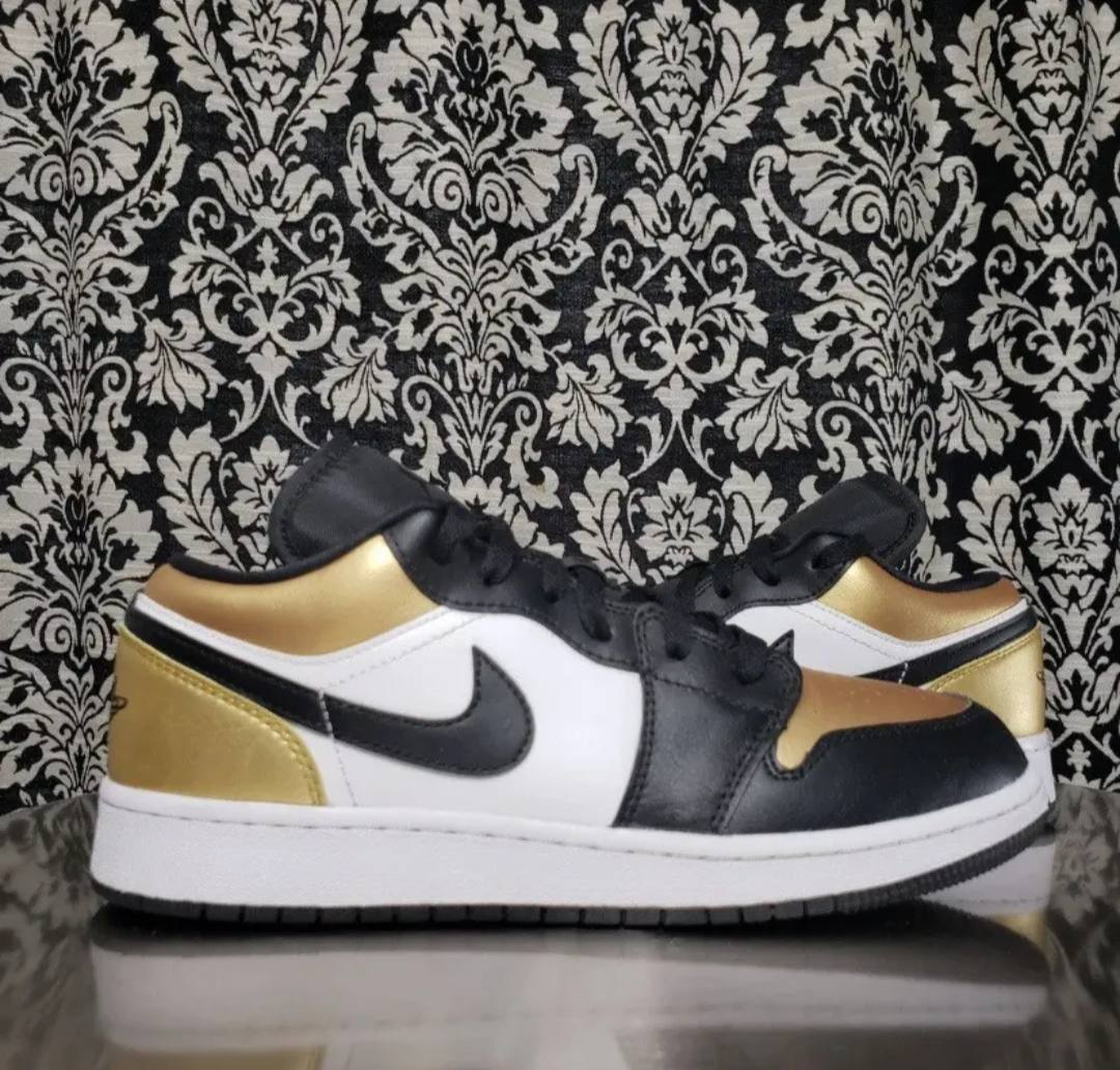 Nike
Size 40 to 45 
65 dhs✅

Zain27
♥️♥️♥️