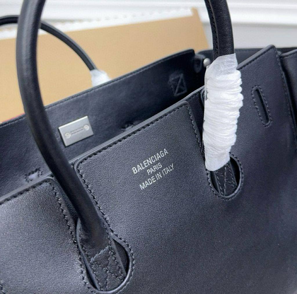 BALENCIAGA

 Bel Air small size copy one 
150 dhs❣️

Zain39
♥️♥️♥️
