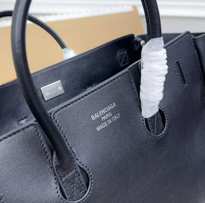 BALENCIAGA

 Bel Air small size copy one 
150 dhs❣️

Zain39
♥️♥️♥️