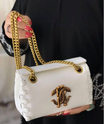 Aigner
110 dhs🪙🌨️
SIZE：20×13×10CM

Good quality

 with box
🎁🎁🎁

Zain35
♥️♥️♥️