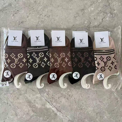 Socks 🧦 ❤️‍🔥*
5 piece 🤯
With boxes 🗃️ 
good quality 💯
45 dhs🪙💚

Zain216
♥️♥️♥️