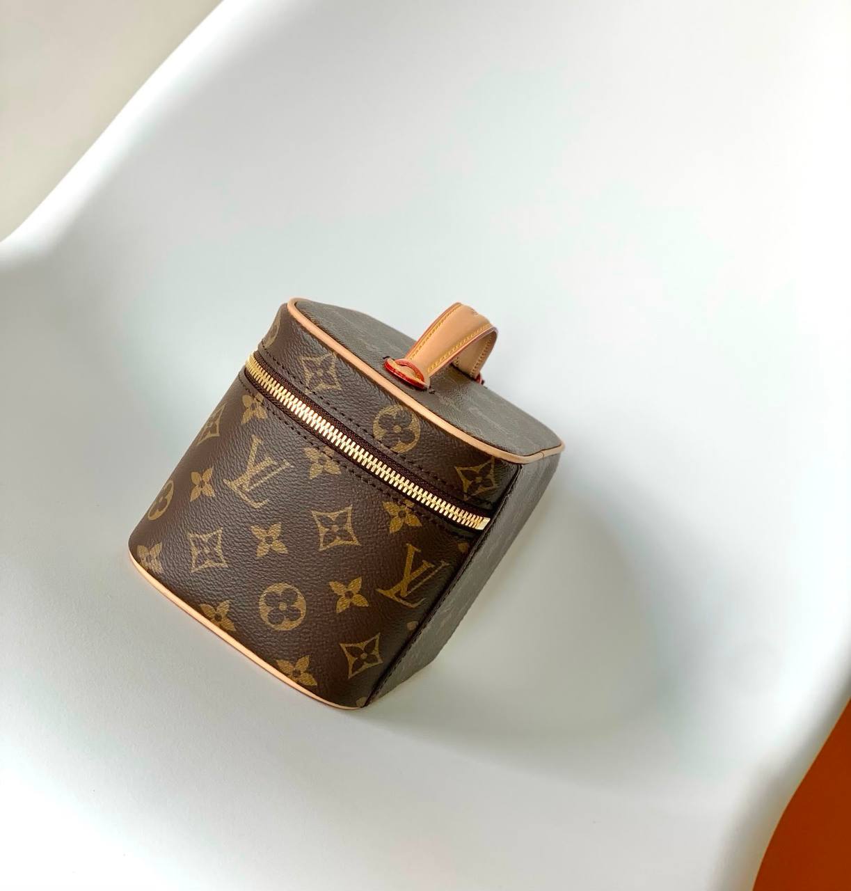 LOUIS VUITTON 

MAKEUP BOX 

NEW CAME 

GOOD QUALITY 

WITH BOX 

MEDUIM SIZE 95 DHS…..
SMALL SIZE  90DHS……
Zain295
♥️♥️♥️