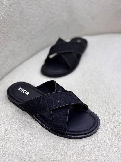Dior
110 dhs✅
Size 40-46

Zain30
♥️♥️♥️