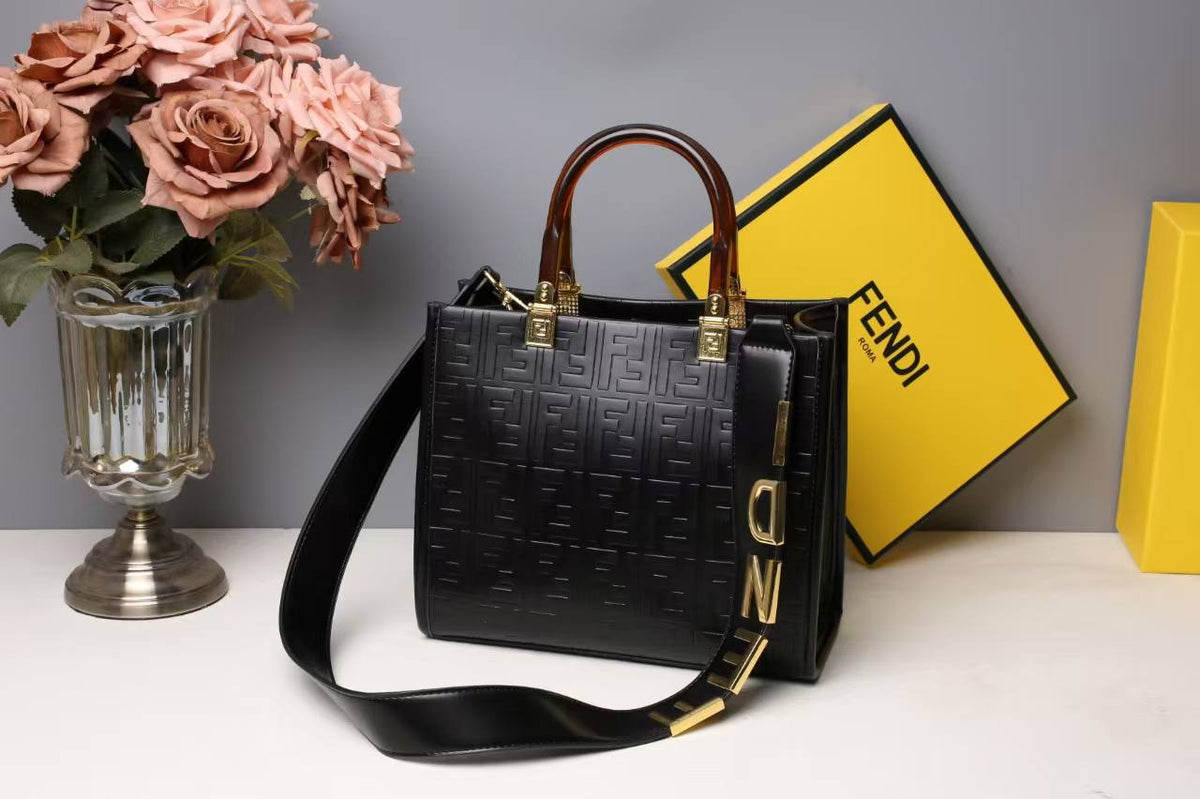 FENDI

Best quality
without box

100 dhs🇦🇪🇦🇪🇦🇪

size 26CM
Zain290
♥️♥️♥️