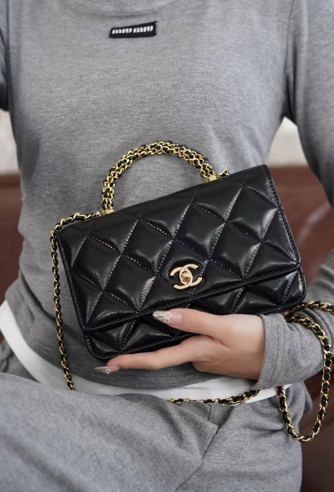 CHANEL

 NEW CAME GOOD QUALITY 
WITH BOX 
🎁🎁🎁

100 dhs🌺

Zain39
♥️♥️♥️