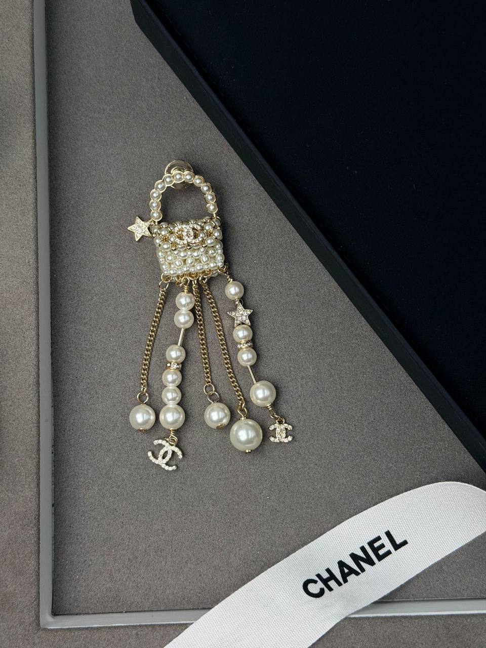 *CHANEL* 🤍
↗️ *Super Master Quality ®️*
* *New Collection*
* Necklace, Earrings & Brooch
*With Normal Box*
Necklace 130 dhs💓
Earings 145 dhs💓
Brooch 125 dhs💓


Full Set with *Normal* Box
 *365 dhs💓*
Full set with *Original* Box
 *410 dhs💓*

Zain209