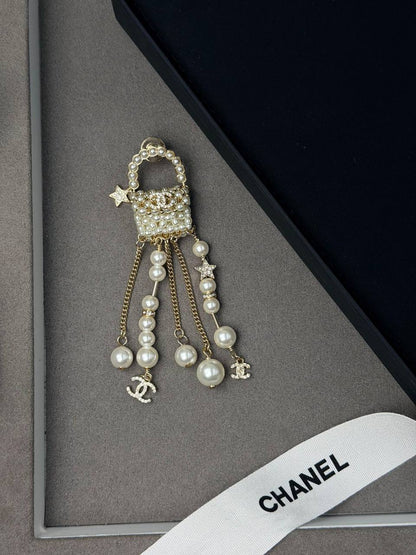 *CHANEL* 🤍
↗️ *Super Master Quality ®️*
* *New Collection*
* Necklace, Earrings & Brooch
*With Normal Box*
Necklace 130 dhs💓
Earings 145 dhs💓
Brooch 125 dhs💓


Full Set with *Normal* Box
 *365 dhs💓*
Full set with *Original* Box
 *410 dhs💓*

Zain209