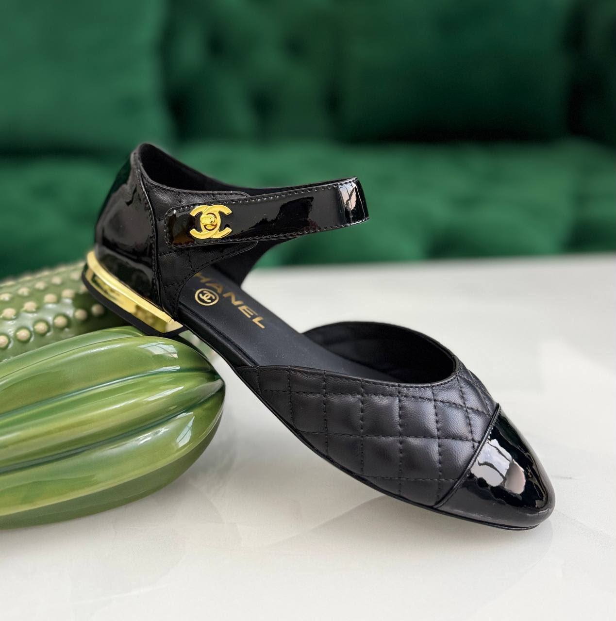 Chanel 
Vip quality 
Size:36 to 41
450 dhs🇦🇪
Zain113
♥️♥️♥️