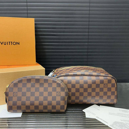 LOUIS VUITTON 
FOR MAN 
HAND BAG 
GOOD QUALITY 
WITH BOX 

80 dhs🇦🇪🇦🇪

Zain17
♥️♥️♥️