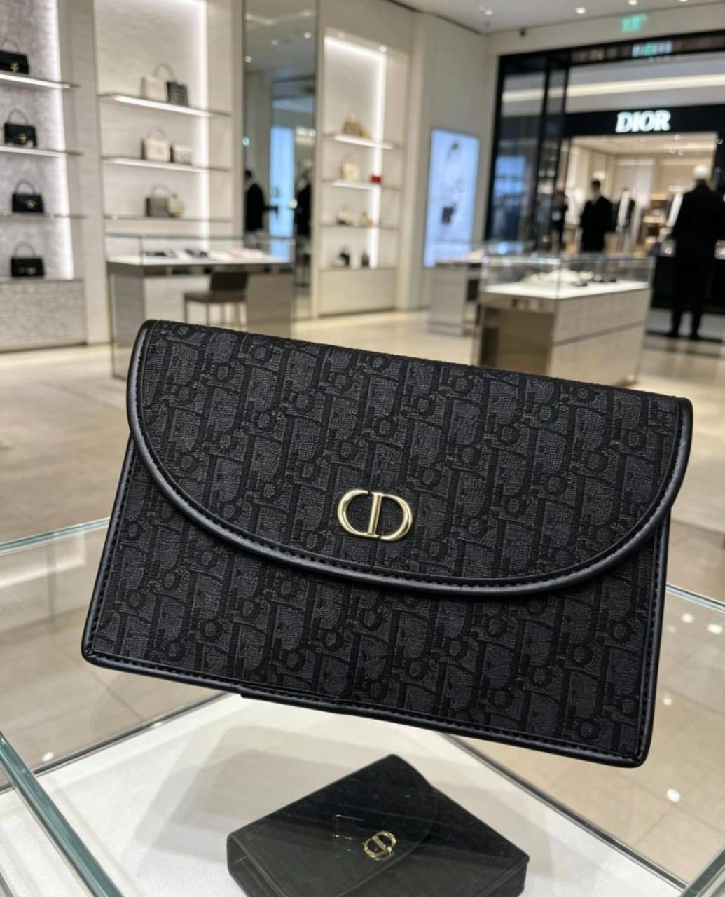 Dior
New❣️
75 dhs✅
with box🎁🎁🎁
Size:27.5*19

Zain07
♥️♥️♥️