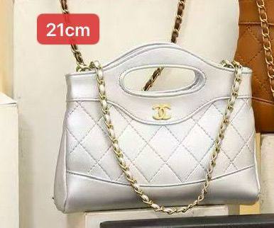 Chanel
21cm 
with box 
95 dhs💓

Zain168
♥️♥️♥️